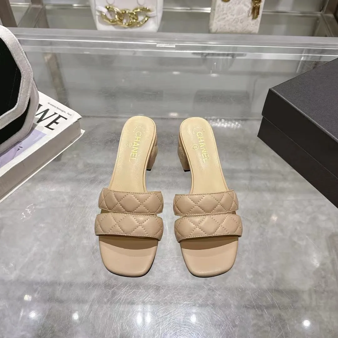 👟👟Ex-factory price 520👟👟 𝐂𝐇𝐀𝐍𝐄𝐋★Xiaoxiang New Spring and Summer Products Counter new sandals, electric embroidered Lingge’s classic elements that will never fade away 💋Showing a unique style, too beautiful to say, a must-have in summer... Upper: imported sheepskin/knitted fabric Lining: mixed sheepskin Heel height: 5cm Outsole: Italian leather outsole Shoe size: 35-39 (customized items of 40, 41 and 42 are not returnable or exchangeable)
